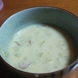 キャベツとウインナーの豆乳スープ